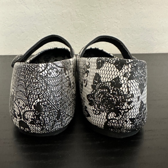 Iron Fist Black and White Flats with Skull and Crossbones with Roses Design - Picture 5 of 6